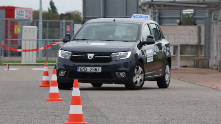 Letní nabídka pro studenty: autoškola Praha za výhodnou cenu